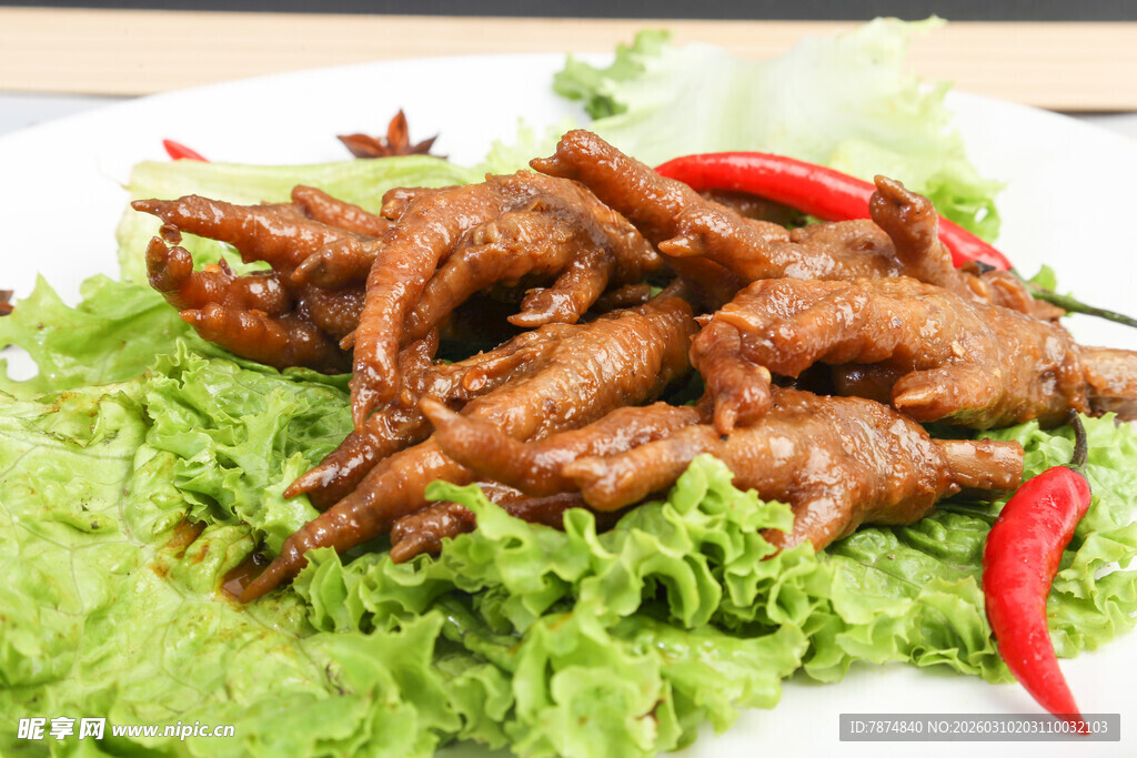 香辣凤爪配鲜绿生菜