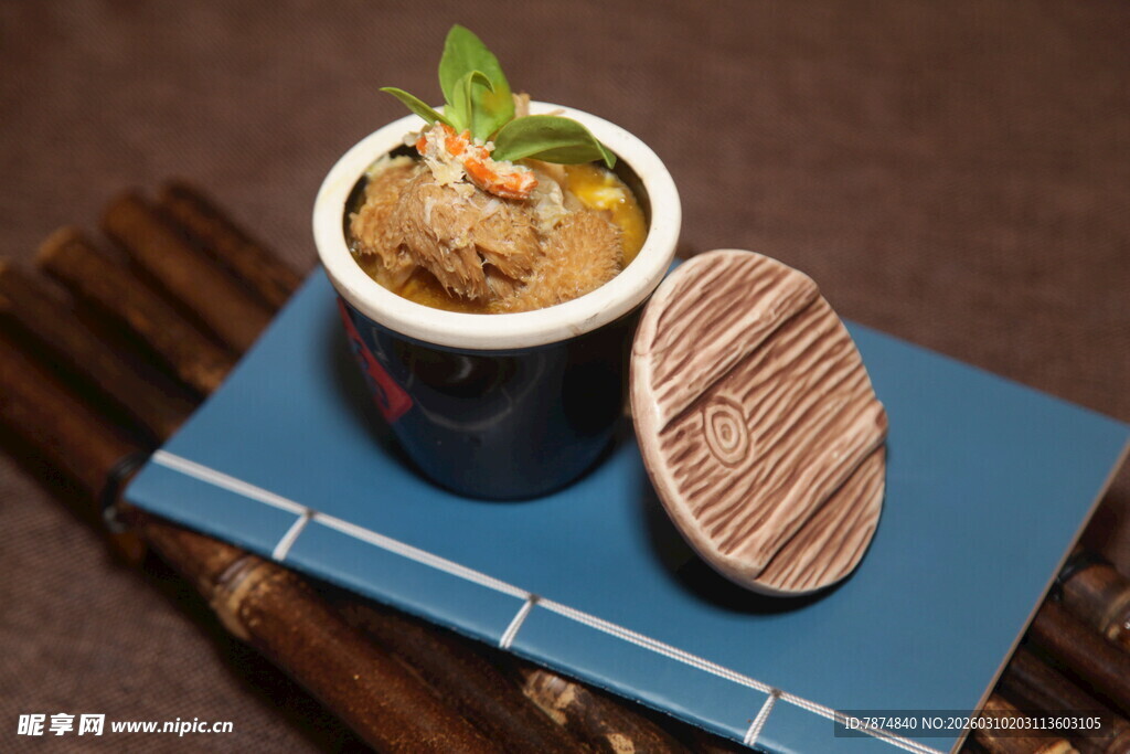 精致小食配竹垫与器皿