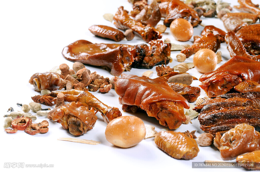 多样坚果散落展示