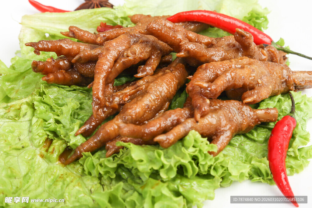 美味卤鸡爪配生菜辣椒