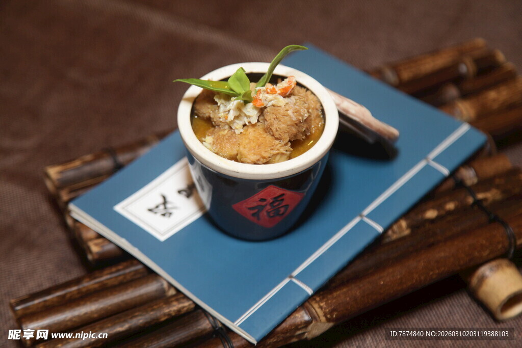 中式美味汤品置于蓝布上