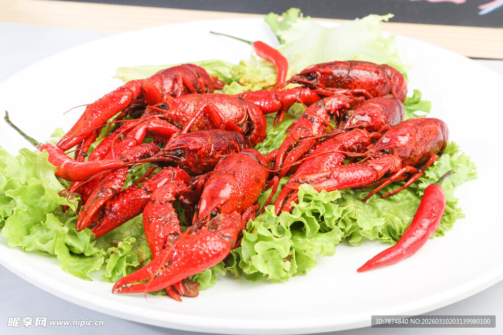 美味小龙虾摆于翠绿生菜上