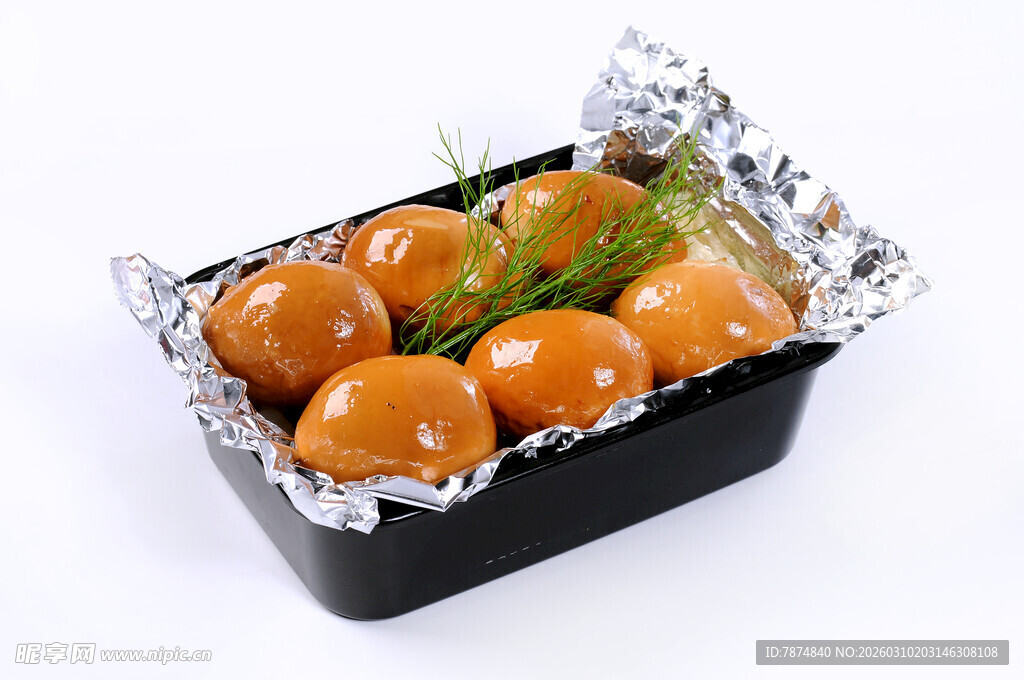 锡纸盘中的烤土豆