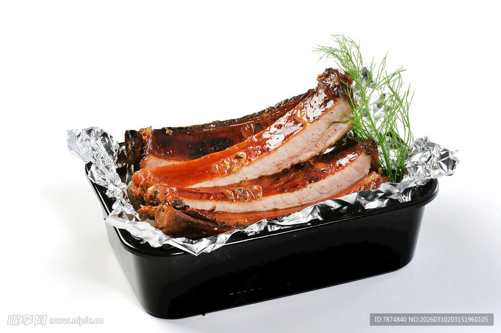 铝箔盒中的美味烤排骨
