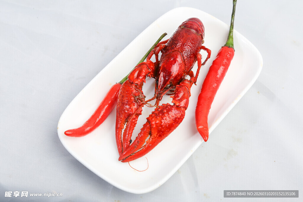 盘中小龙虾配红辣椒