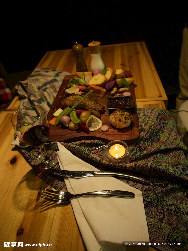 精致餐桌布置与美食餐具