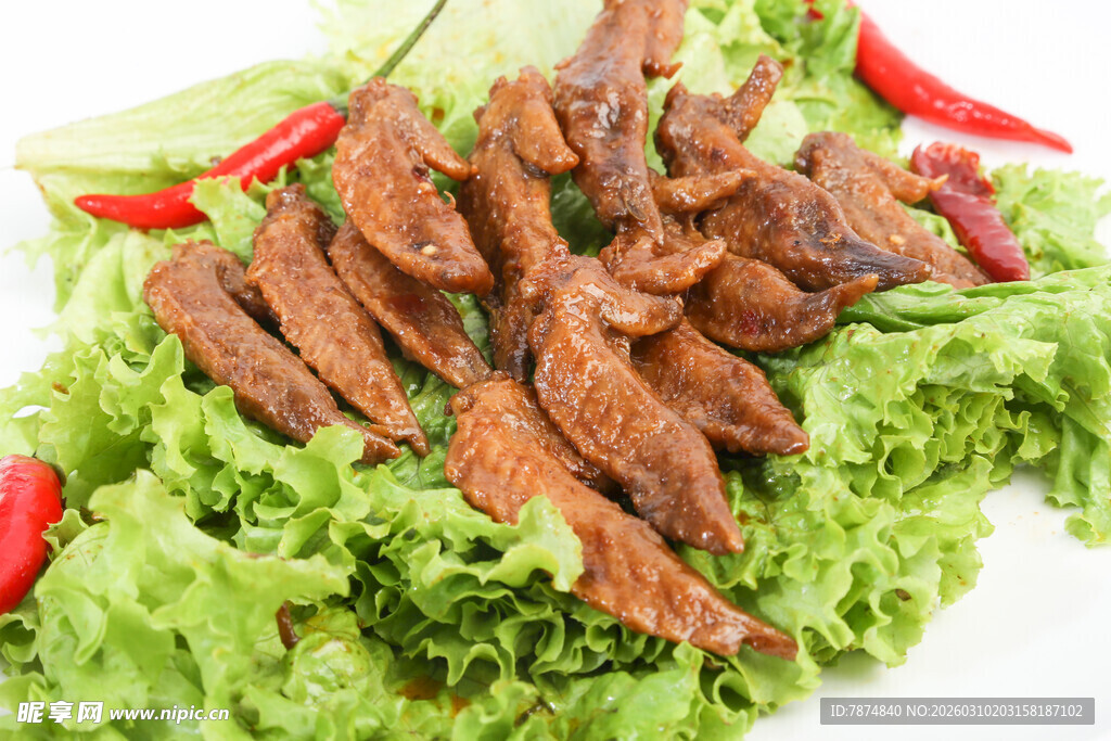 生菜上的美味卤牛肉