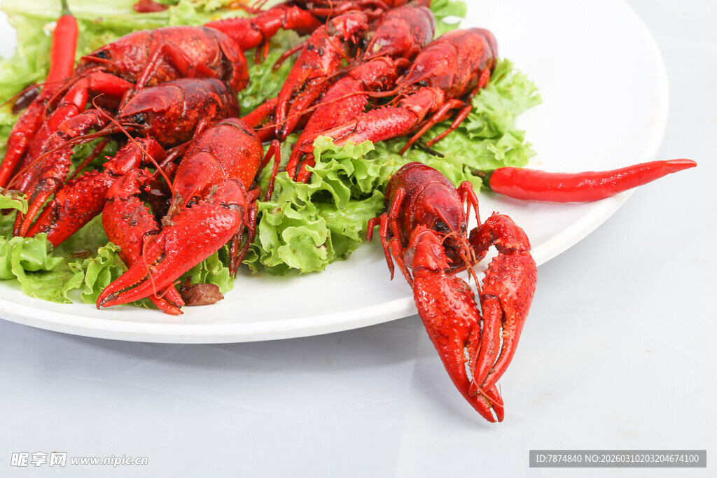 美味小龙虾摆于绿色生菜上