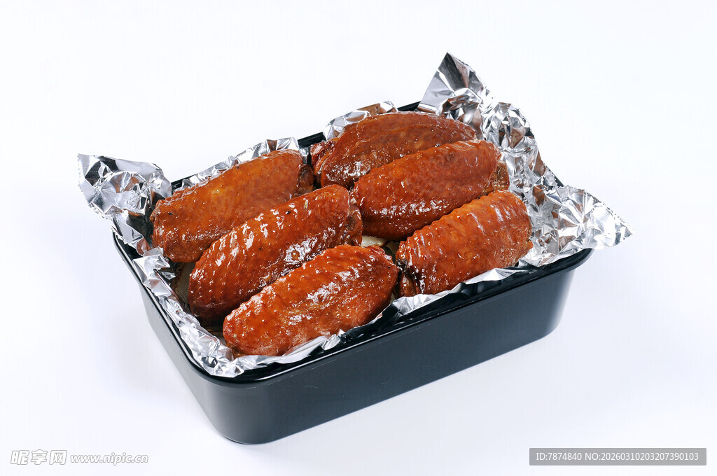 铝箔纸上的美味烤排骨