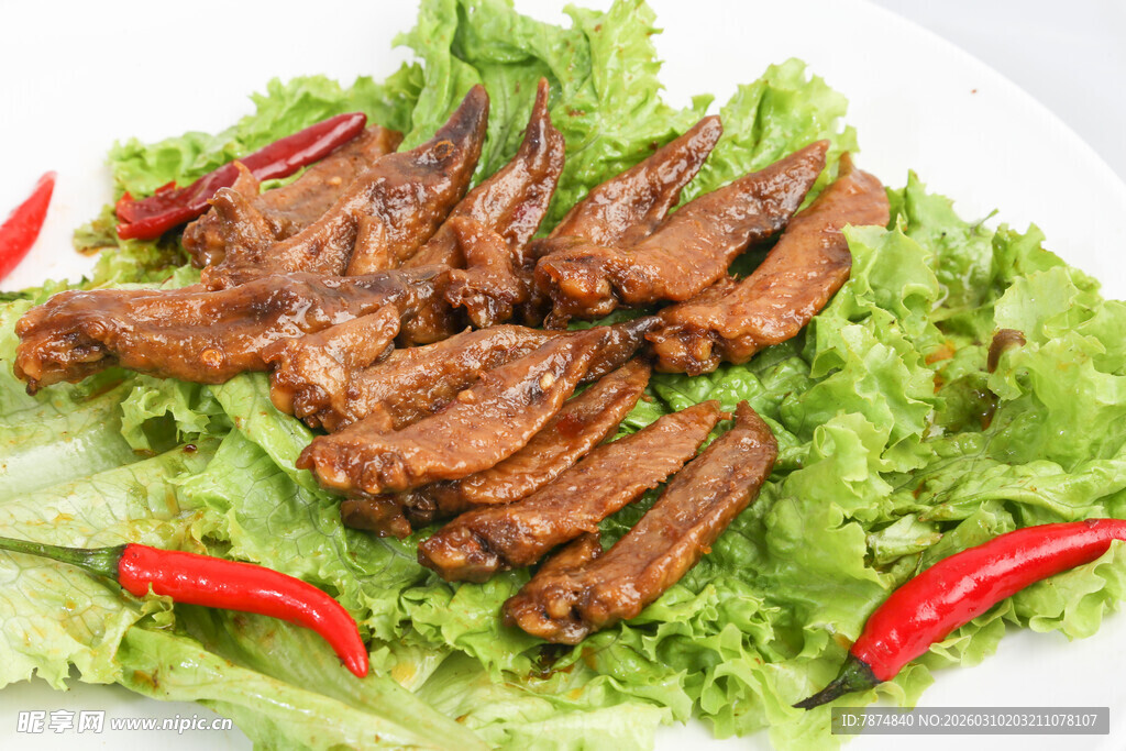 生菜上的美味卤鸭翅