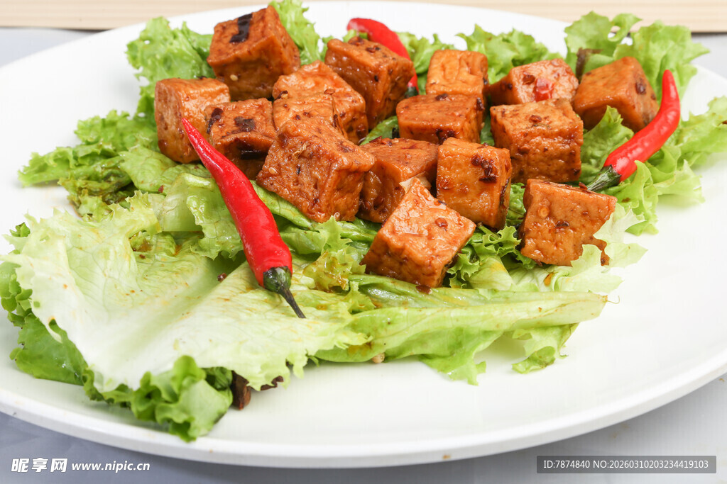 生菜上的美味豆腐块