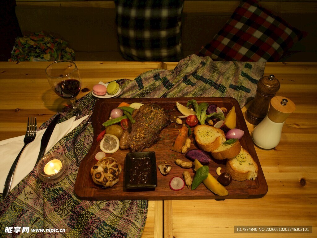 温馨木质桌面的丰盛小食