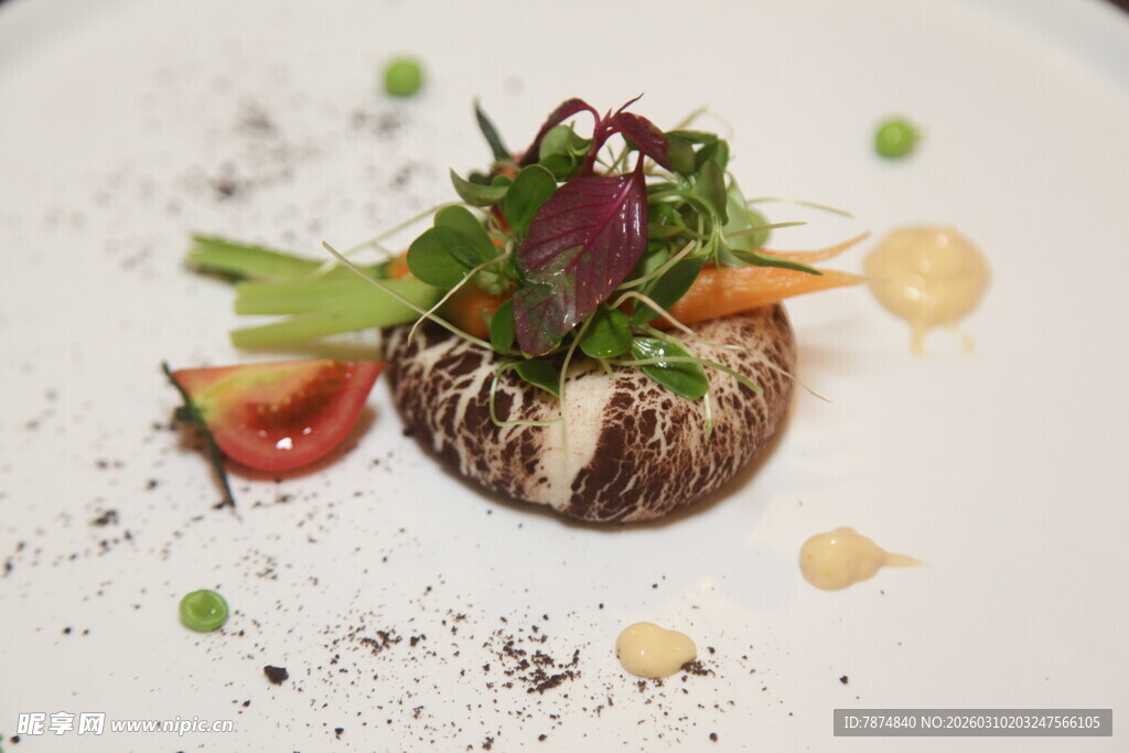 精致摆盘的美味蘑菇料理