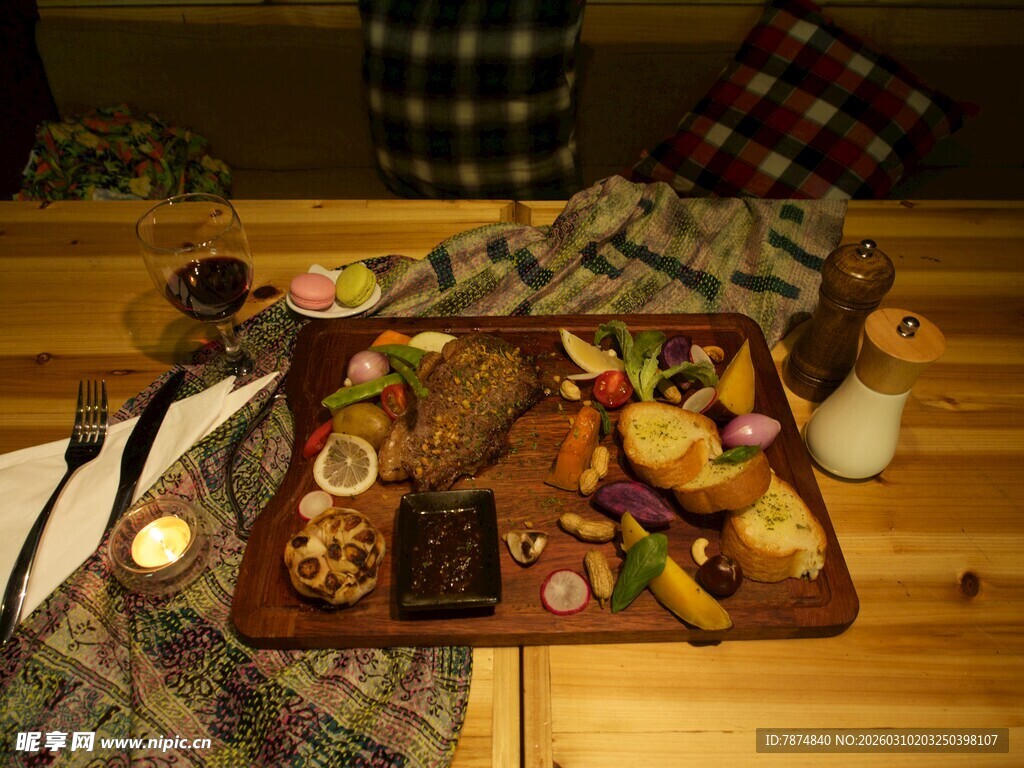 木质托盘上的多样美食