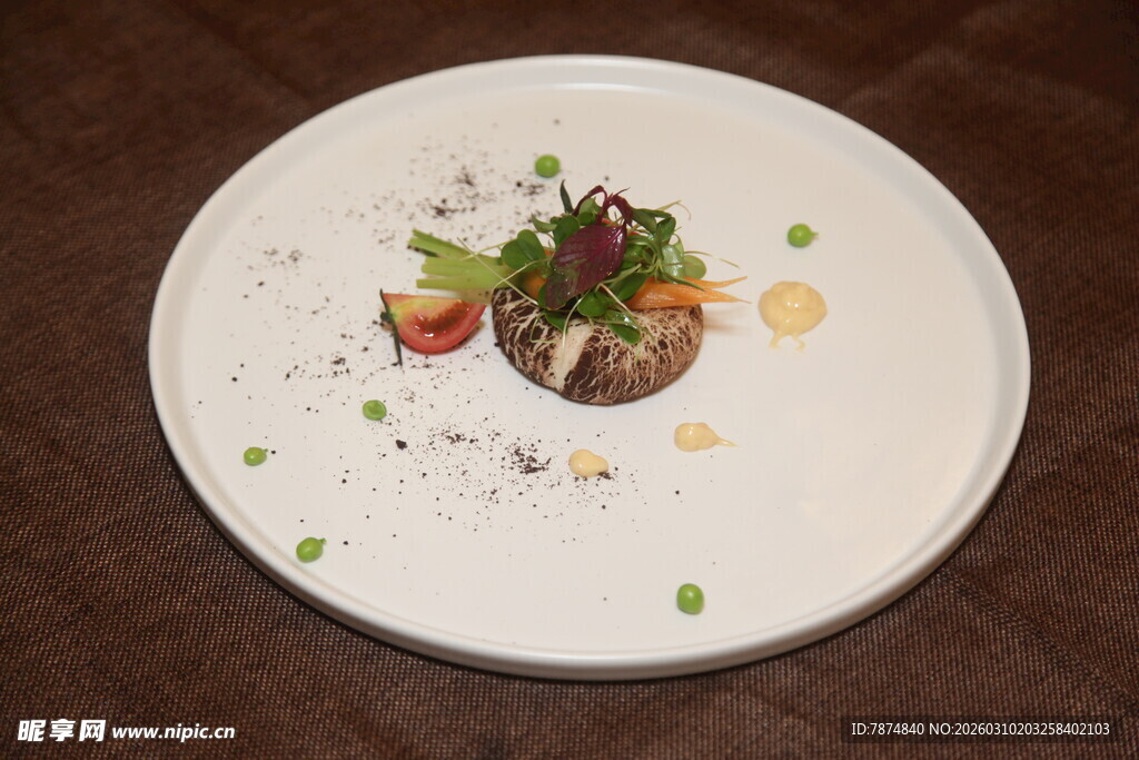 精致摆盘的创意美食