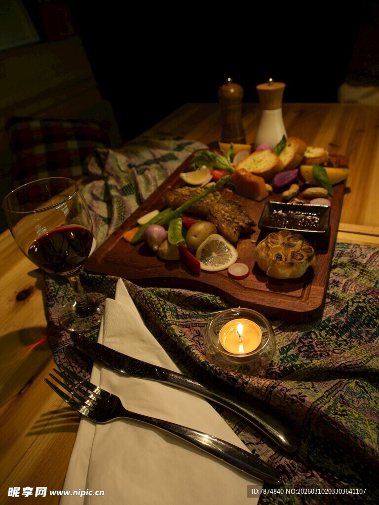 温馨餐桌美食布置场景