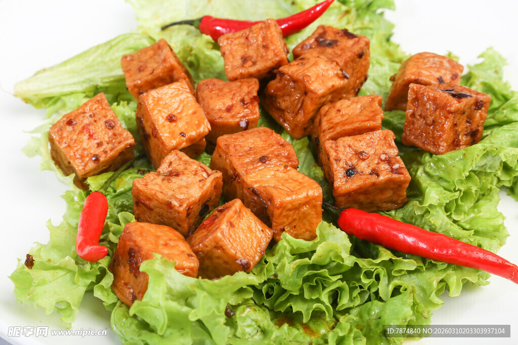 香辣豆干配生菜与红椒