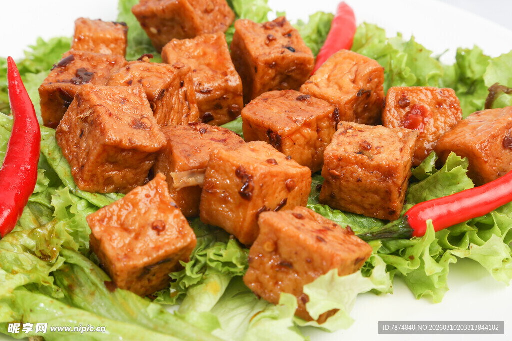 香辣豆腐块配生菜辣椒