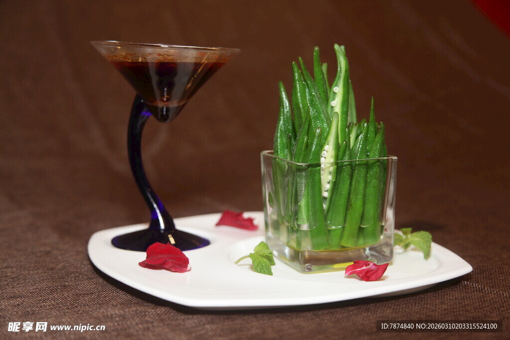 精致绿植配鸡尾酒摆盘