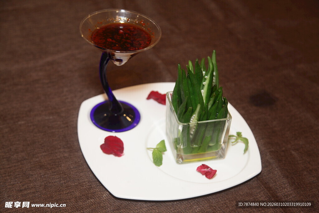 精致摆盘的鸡尾酒与蔬菜