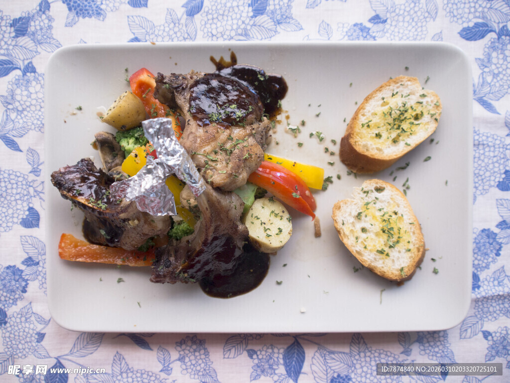 美味烤排骨配多样蔬菜