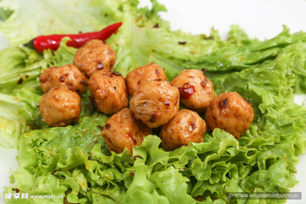 生菜上的美味肉丸
