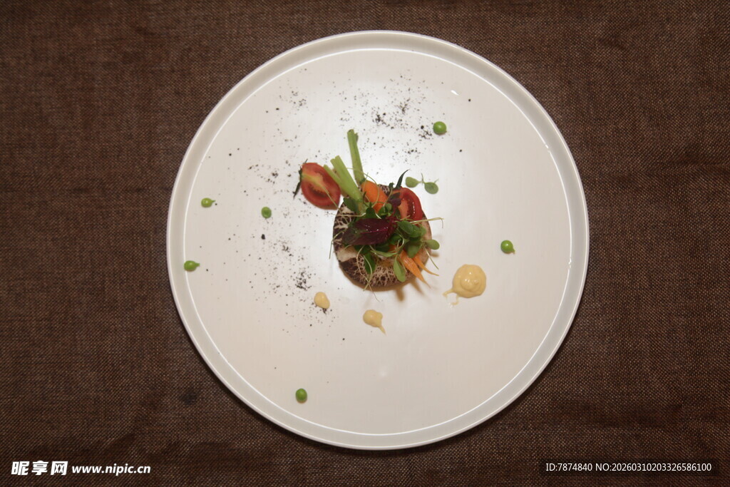 精致摆盘的创意美食