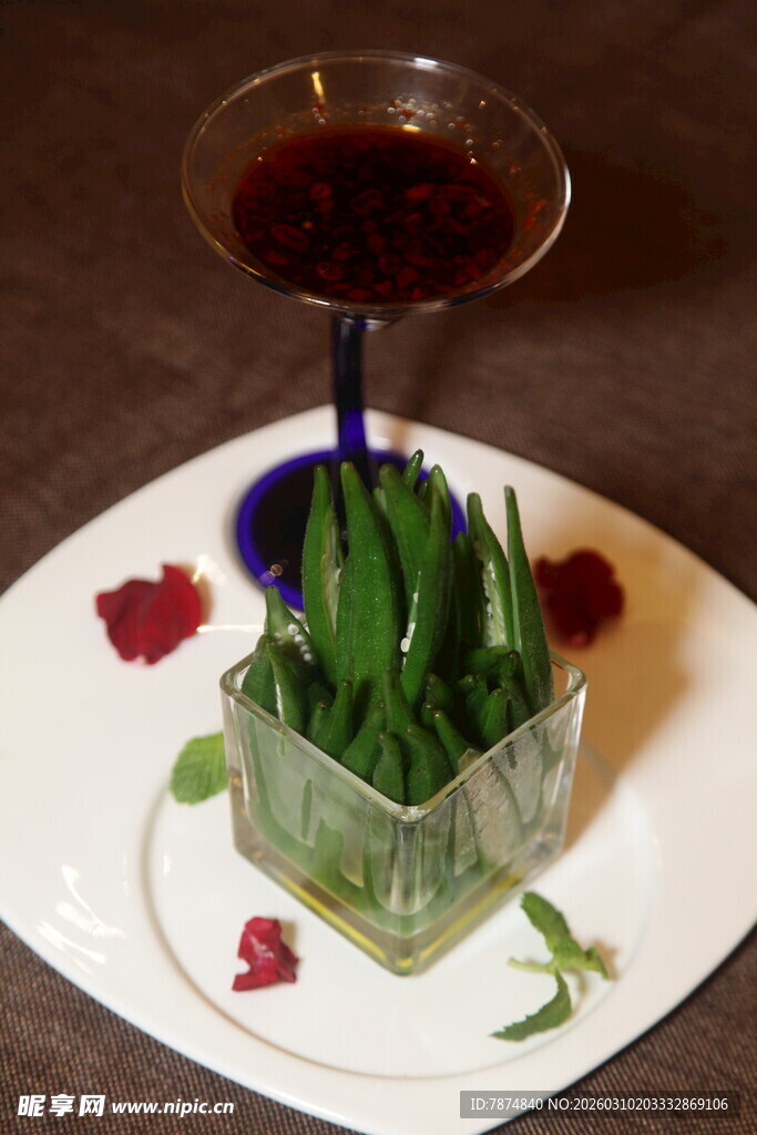 精致摆盘的青瓜配鸡尾酒