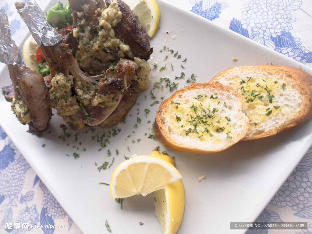 美味烤牛排配香蒜面包