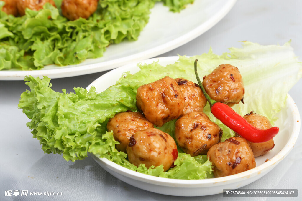 美味油炸肉丸配生菜