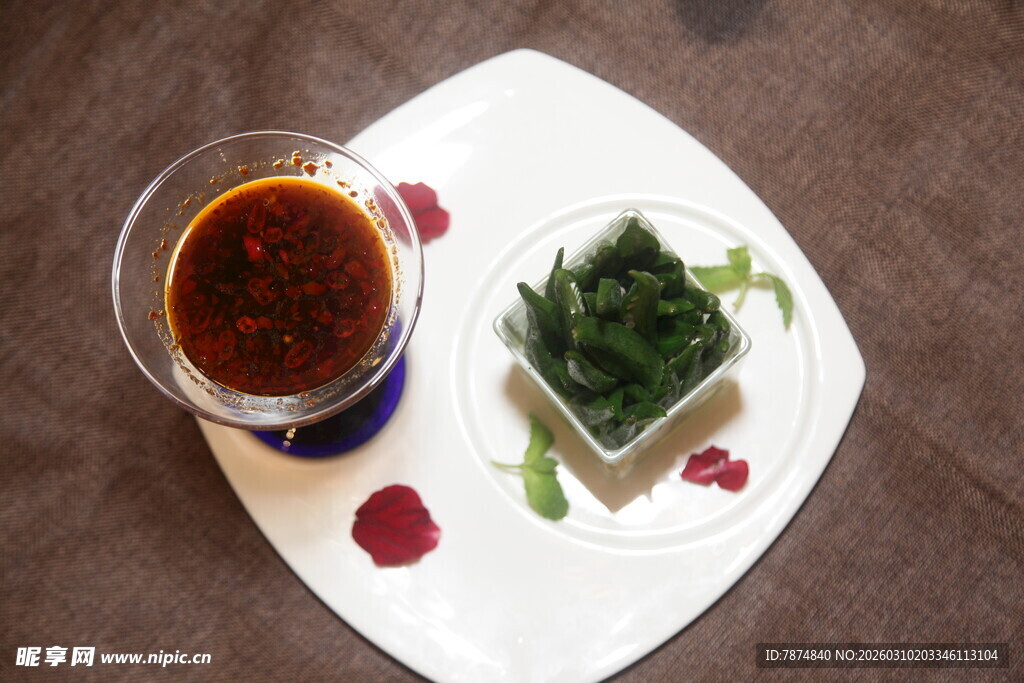 蘸料与小菜摆盘展示