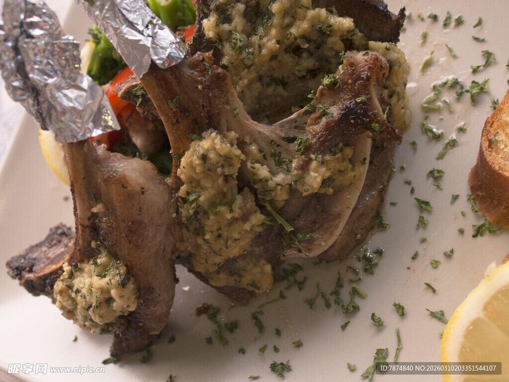 香烤羊排配蔬菜与柠檬