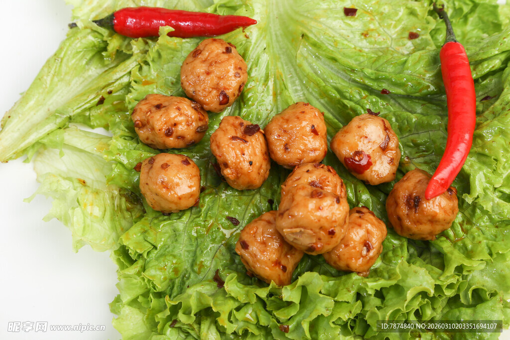 生菜上的美味肉丸