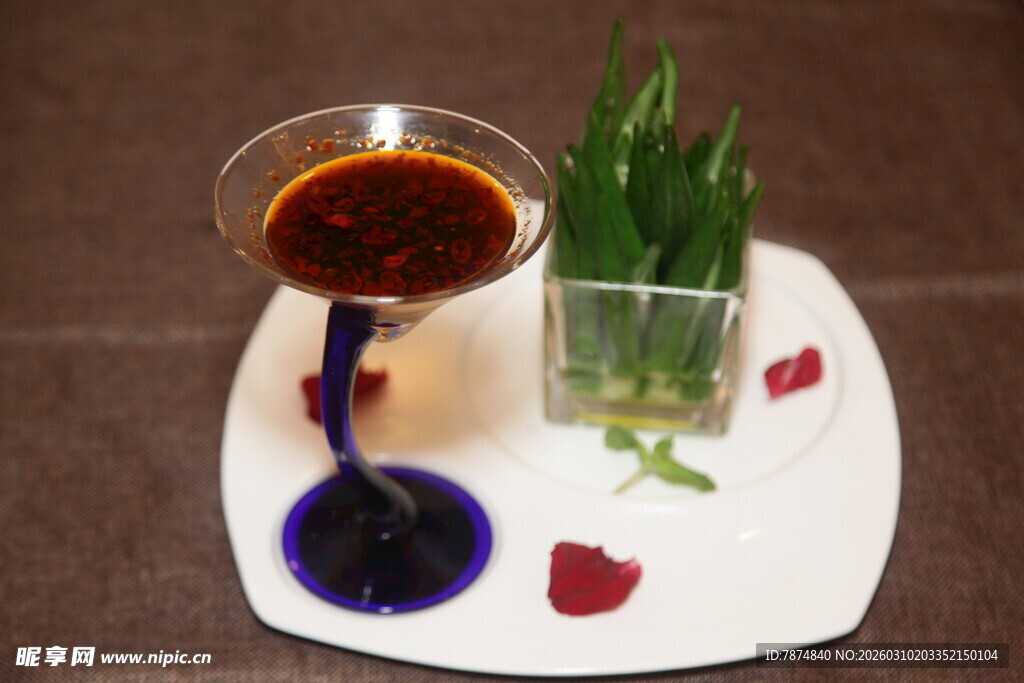 精致摆盘的特色饮品