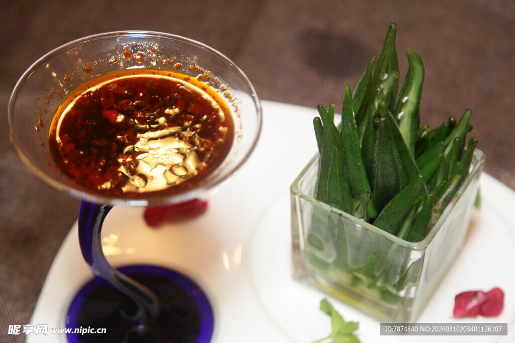 精致蘸料与绿植摆盘