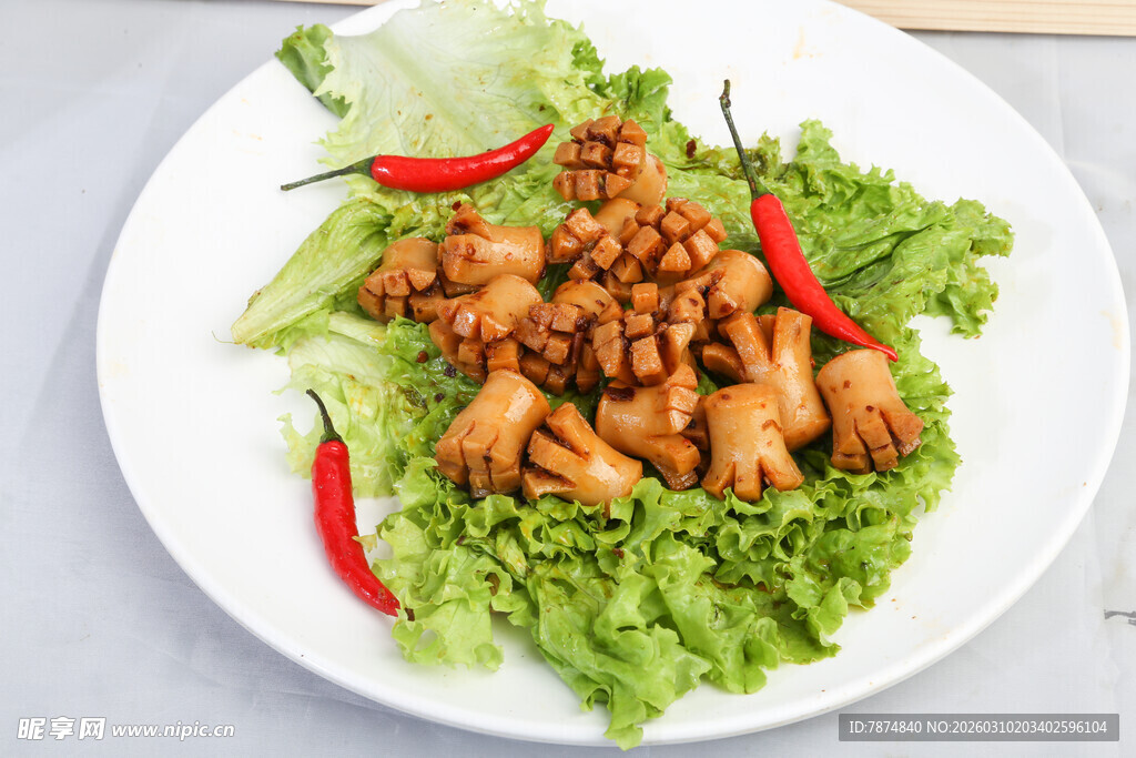 美味生菜配炒鸡肉