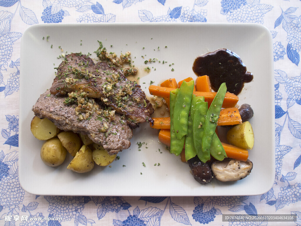 美味牛排配蔬菜拼盘