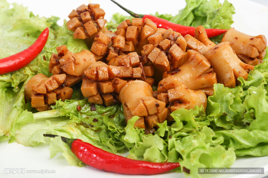 美味爆炒鱿鱼卷配生菜