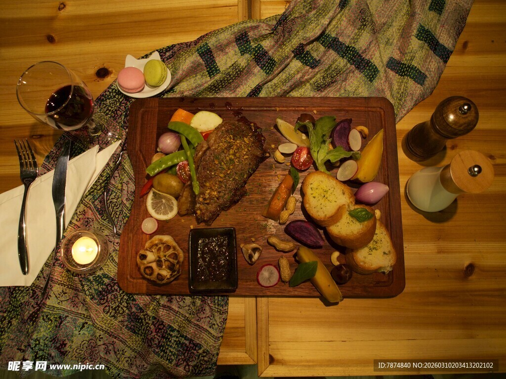 木质桌上的丰盛美食拼盘