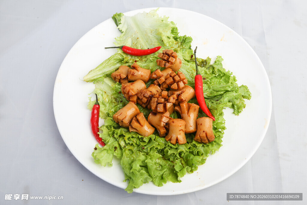 生菜上的美味炒鸡肉块