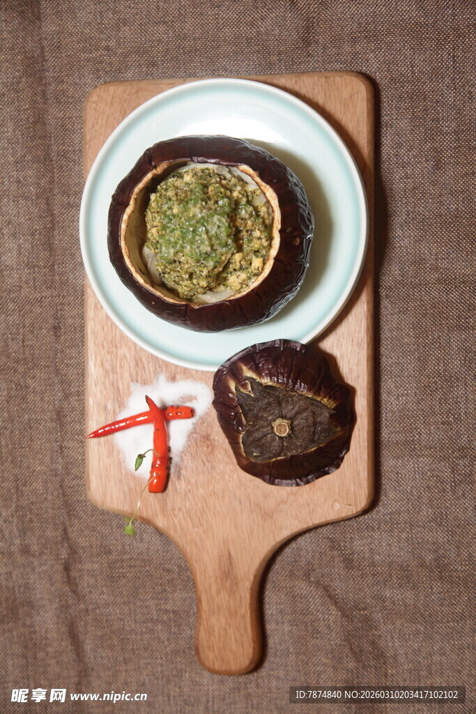 木制托盘上的美味甜点