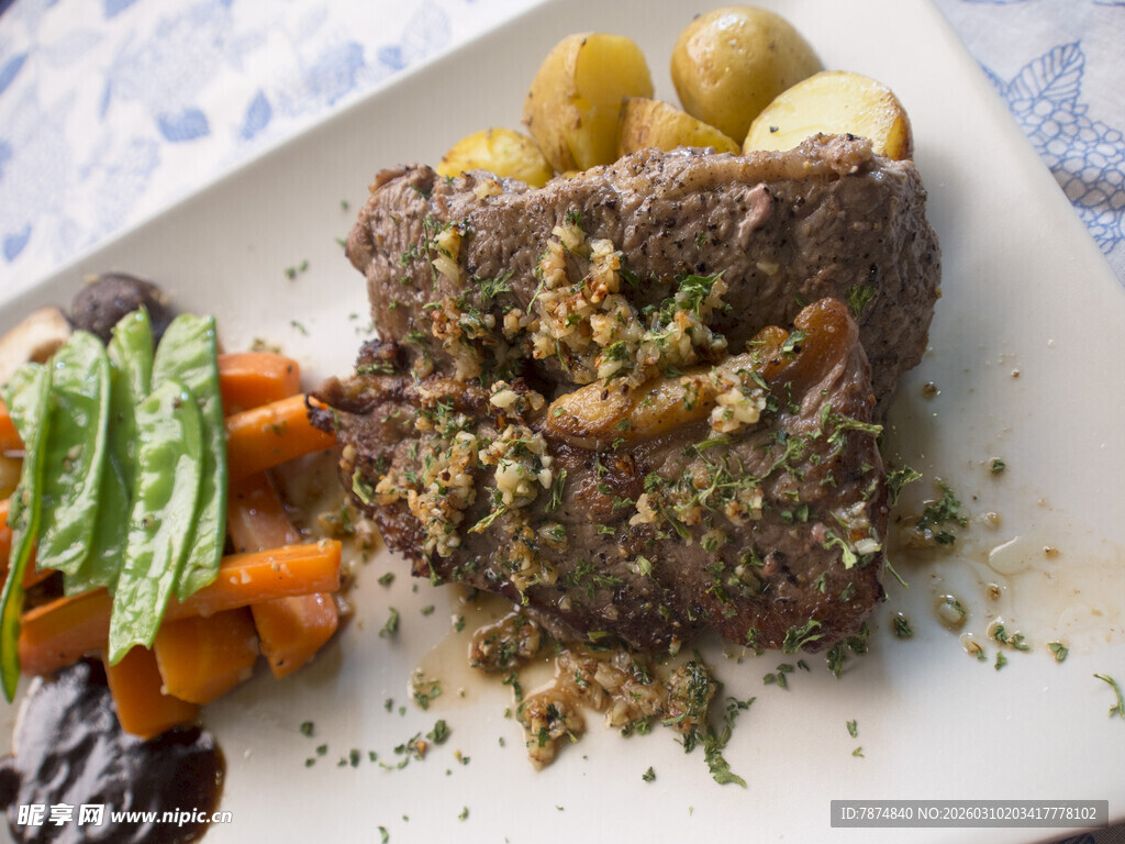 美味牛排配蔬菜及土豆