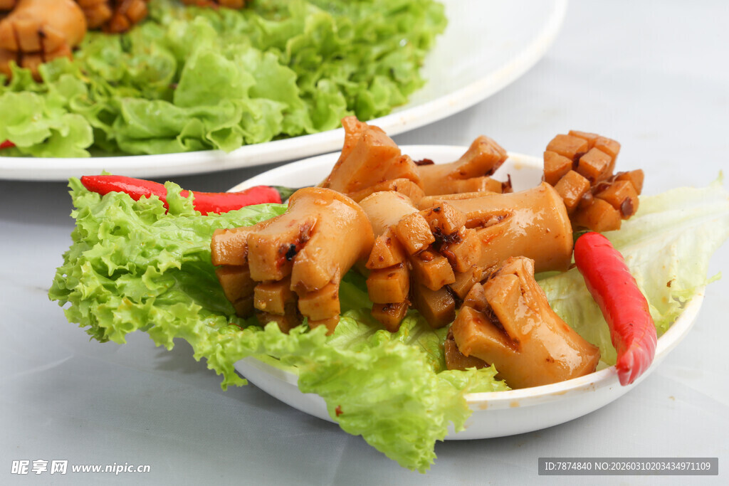 美味炸鱿鱼配新鲜生菜