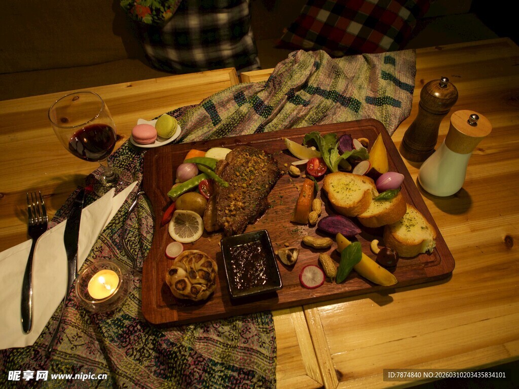 丰盛户外野餐美食拼盘