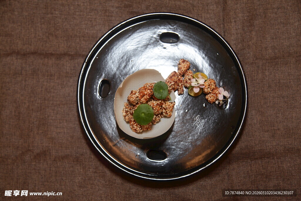 精致摆盘的特色小食