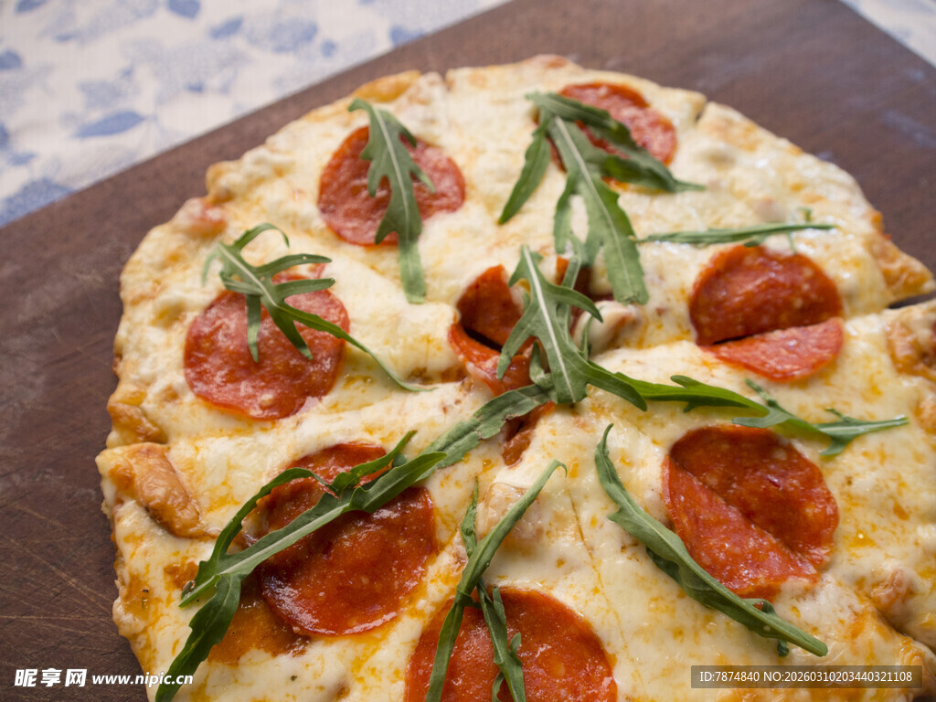 美味香肠芝麻菜披萨