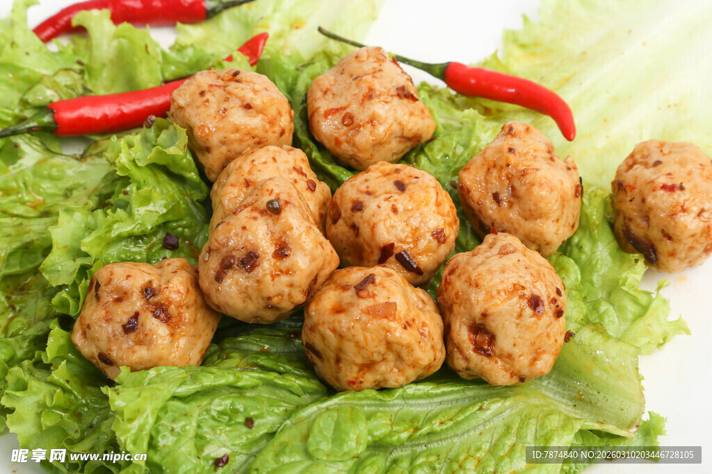 美味肉丸配生菜与辣椒