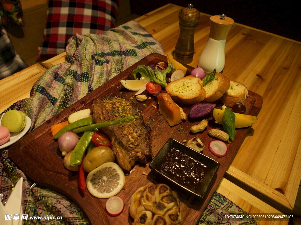 户外野餐美食丰盛场景