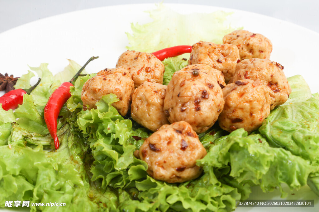 生菜上的美味肉丸