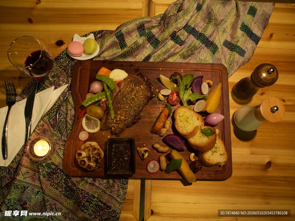 丰盛野餐美食摆放在木桌